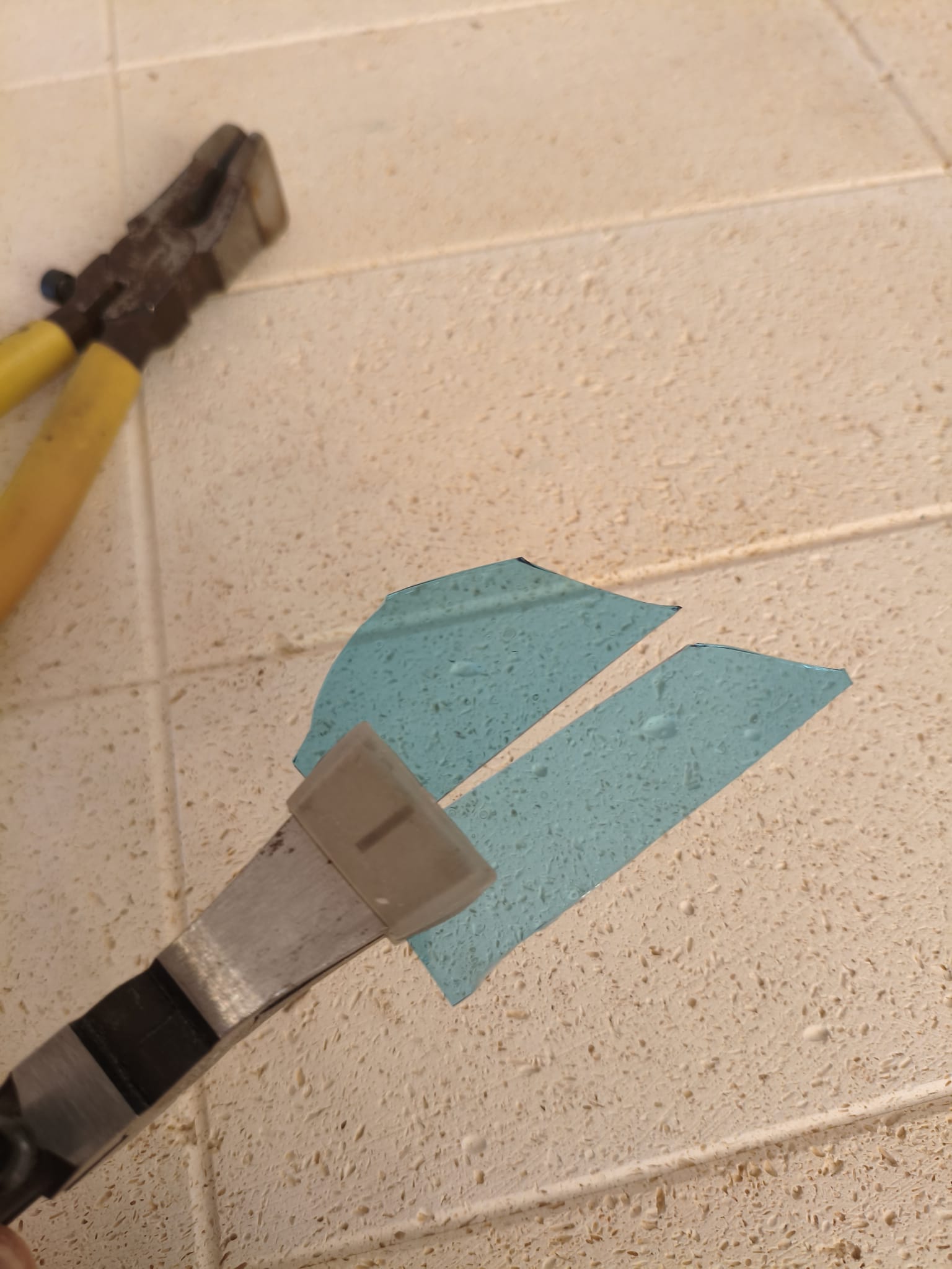 Efekt po użyciu łamacza – idealnie przełamane szkło witrażowe